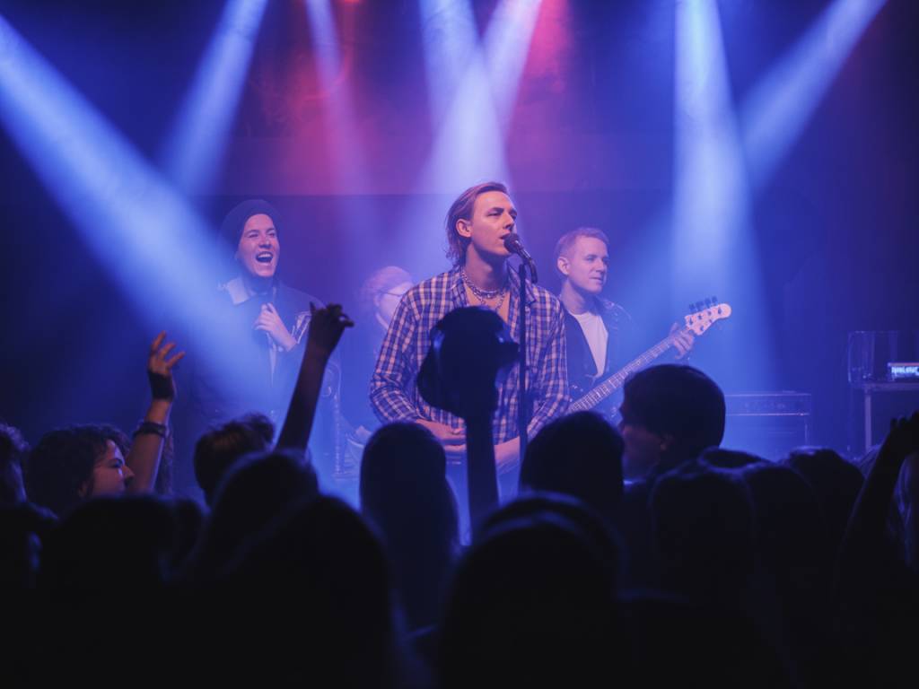 Liveverslag van een intiem clubconcert in amsterdam waar de toekomst van de scene op het podium stond