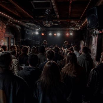 De opkomst van lokale muziekcollectieven: hoe DIY-avonden en undergroundnetwerken nieuwe artiesten een podium geven